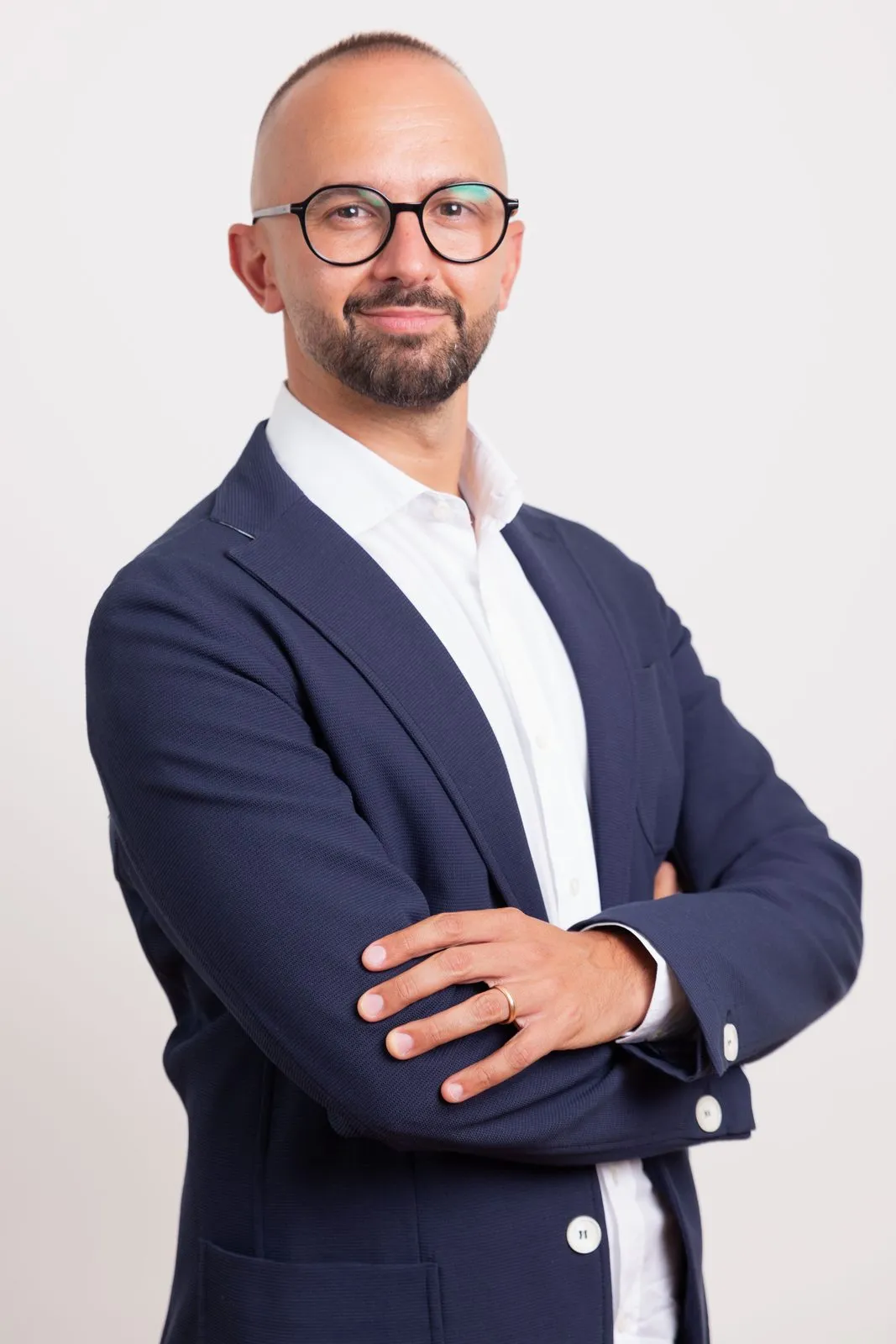 Ritratto professionale di Francesco Di Turo con le braccia conserte, giacca blu su camicia bianca.